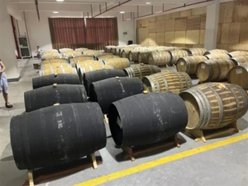 Những thiết bị nào được bao gồm trong một nhà máy chưng cất rượu whisky mạch ...